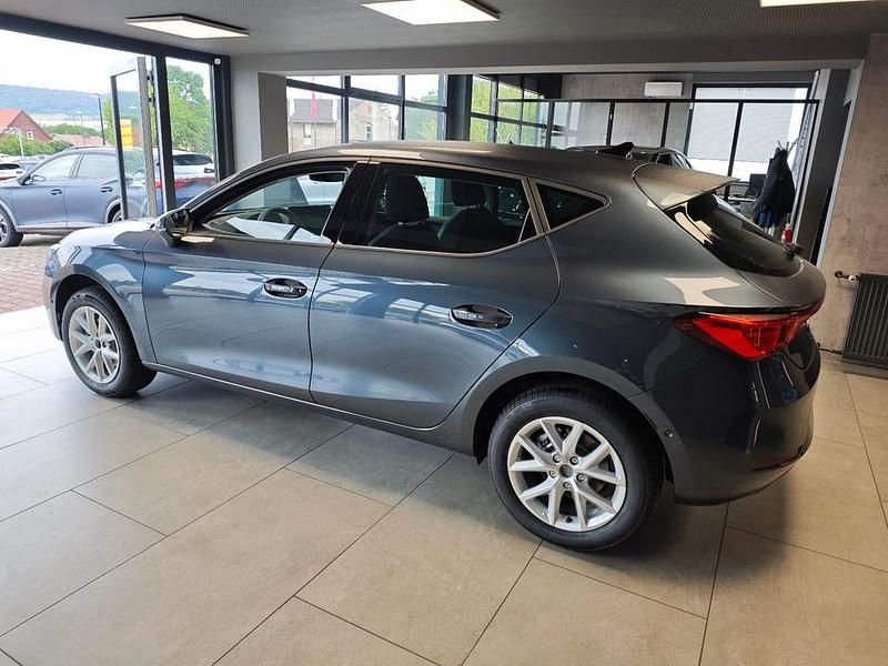 Neu Seat Leon 150 PS (110 kW) 2025 Grau Limousine
