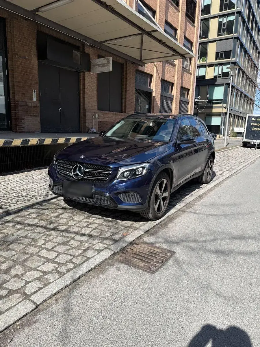 Używany Mercedes GLC250 211 KM (155 kW) 2017 Niebieski SUV
