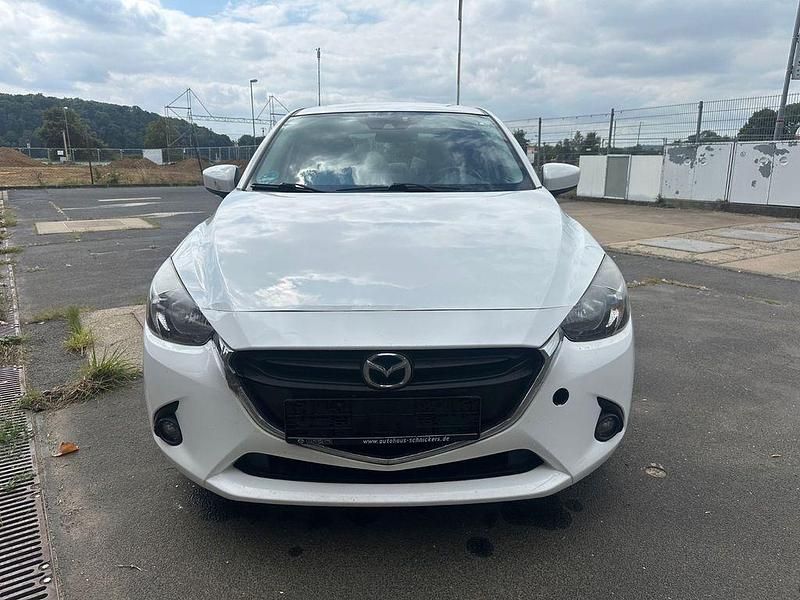 Weiß Gebraucht 2016 Mazda 2 Center-Line Limousine | 4.490 € (Superpreis) - Bild 1/4