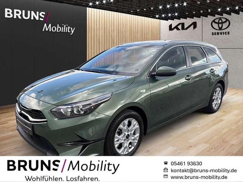 Grün Gebraucht 2024 Kia Ceed Sportswagon Comfort Kombi | 21.380 € (Superpreis) - Bild 1/4