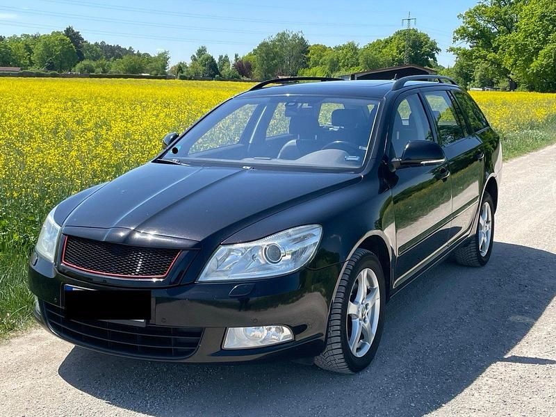 Schwarz Gebraucht 2011 Skoda Octavia Elegance Kombi | 3.900 € (Guter Preis) - Bild 1/4