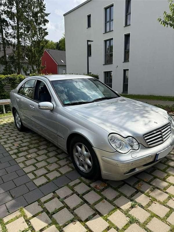 Silber Gebraucht 2002 Mercedes C220 Elegance Limousine | 2.000 € (Guter Preis) - Bild 1/4
