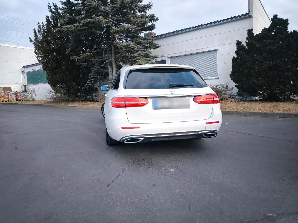 Gebraucht Mercedes E220 194 PS (142 kW) 2017 Weiß Kombi