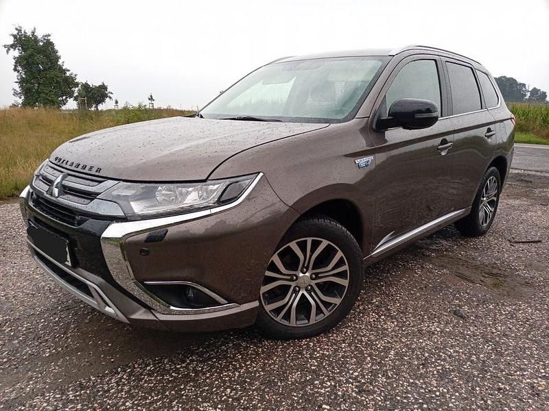 Braun Gebraucht 2015 Mitsubishi Outlander P-HEV SUV | 9.800 € (Fairer Preis) - Bild 1/4
