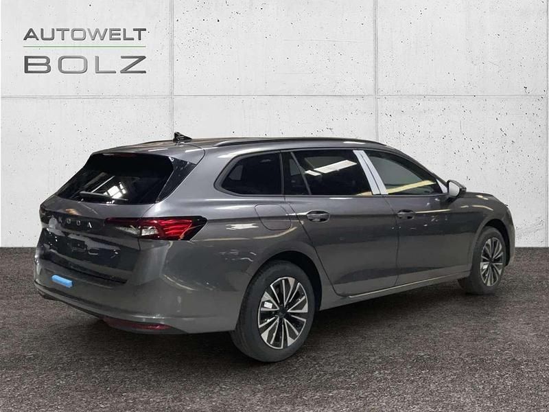 Neu Skoda Superb Selection 150 PS (110 kW) 2026 Grau Kombi