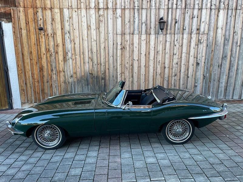 Second-hand Jaguar E-Type 264 CP (194 kW) 1970 Verde Cabrio