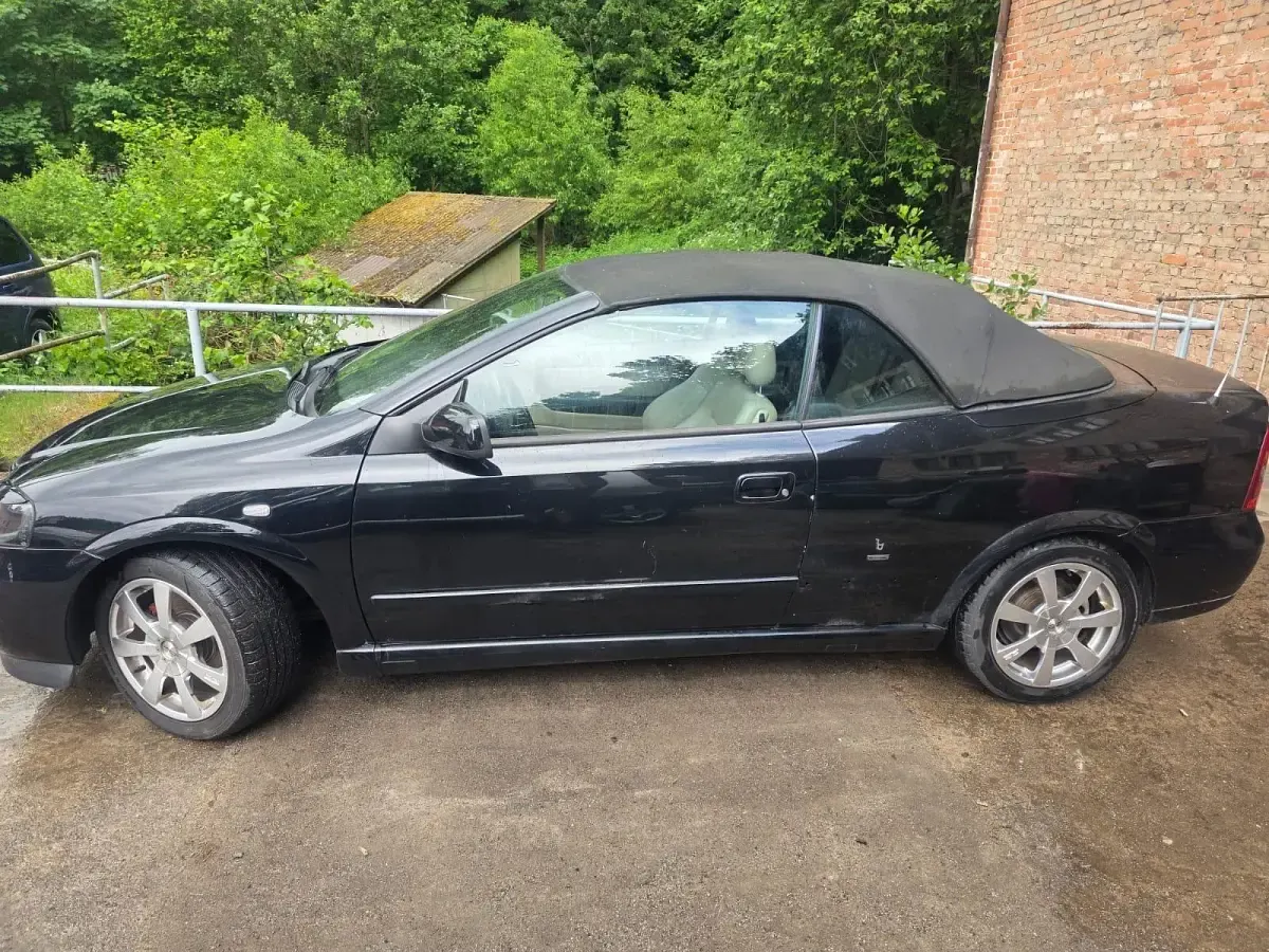 Gebraucht Opel Astra Cabriolet 147 PS (108 kW) 2004 Schwarz Cabrio