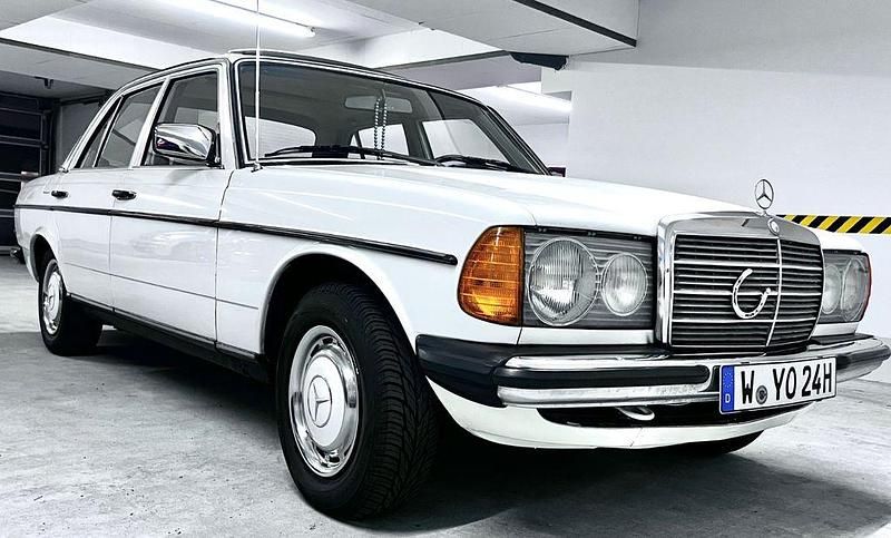Weiß Gebraucht 1978 Mercedes 240 Limousine | 18.400 € - Bild 1/4