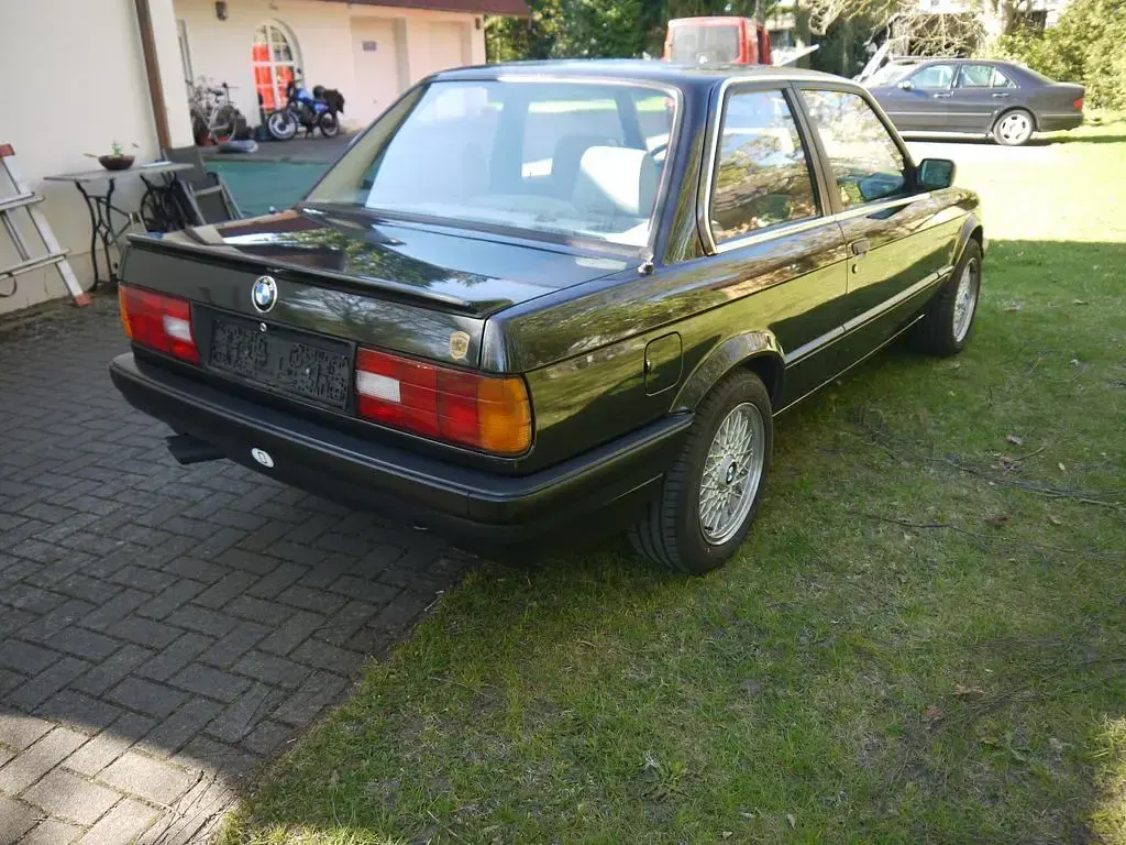 Second-hand BMW 325 1989 Negru