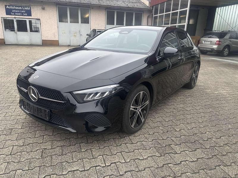 Gebraucht Mercedes A180 Advanced Plus 136 PS (100 kW) 2024 Kosmosschwarz Limousine