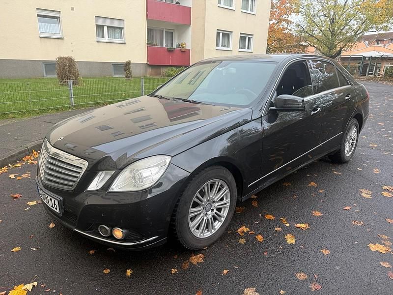 Schwarz Gebraucht 2009 Mercedes E220 Limousine | 8.500 € (Superpreis) - Bild 1/4