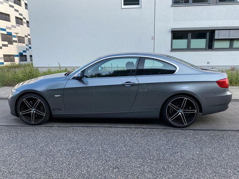 Grau Gebraucht 2007 BMW 335 Coupé | 10.500 € (Fairer Preis) - Bild 1/4