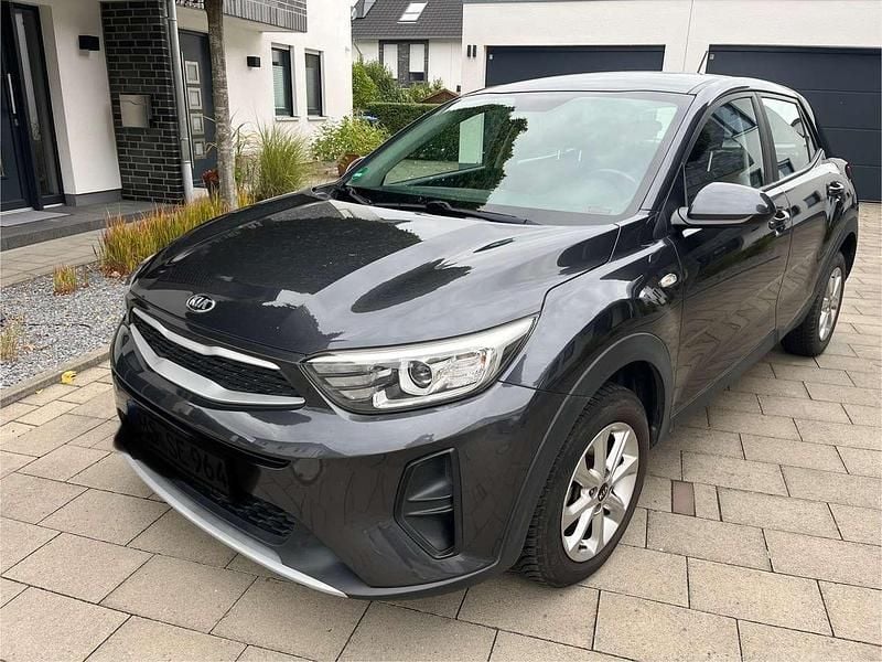 Grau Gebraucht 2018 Kia Stonic Edition 7 SUV | 12.500 € (Guter Preis) - Bild 1/4