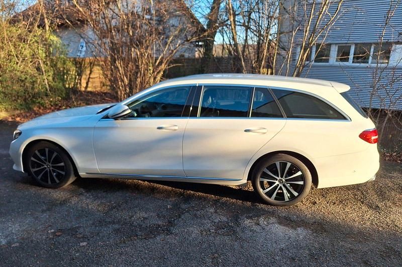 Weiß Gebraucht 2018 Mercedes E200 Kombi | 23.500 € (Fairer Preis) - Bild 1/4