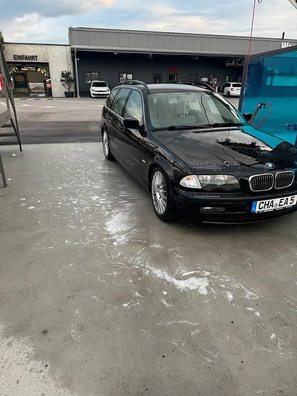 Schwarz Gebraucht 2001 BMW 320 Kombi | 1.500 € (Superpreis) - Bild 1/4
