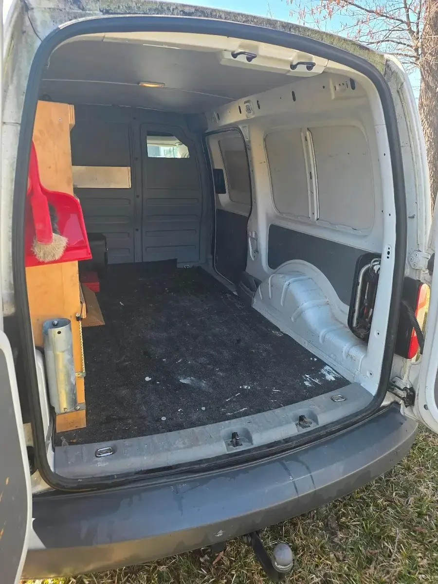 Second-hand VW Caddy 101 CP (74 kW) 2008 Alb Monovolum