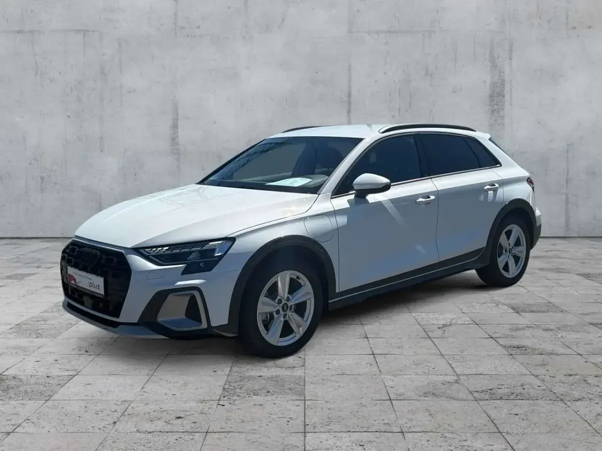 Gebraucht Audi A3 Performance 204 PS (150 kW) 2025 Gletscherweiß metallic Limousine