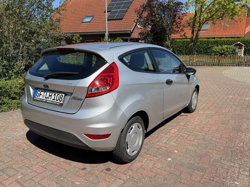 Gebraucht Ford Fiesta Ambiente 60 PS (44 kW) 2009 Silber Limousine