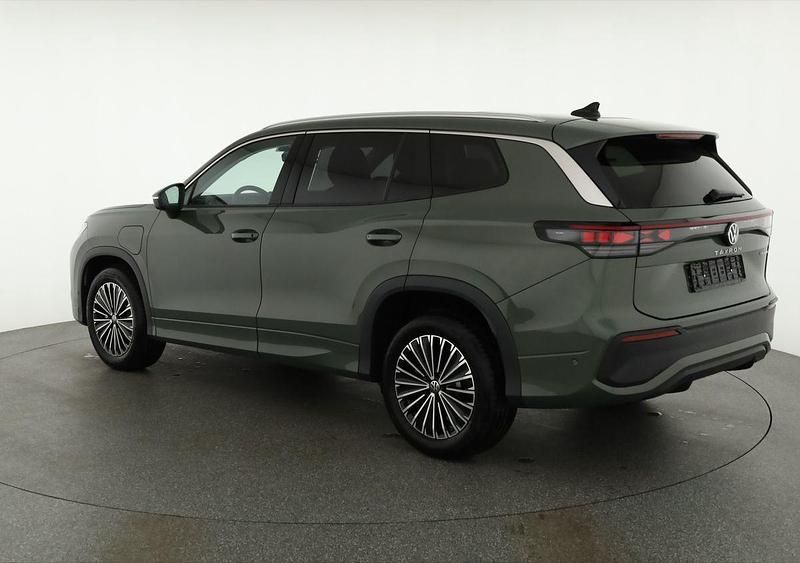Neu VW Tayron Life 204 PS (150 kW) 2025 Cipressino grün metallic cipressino grün metallic SUV
