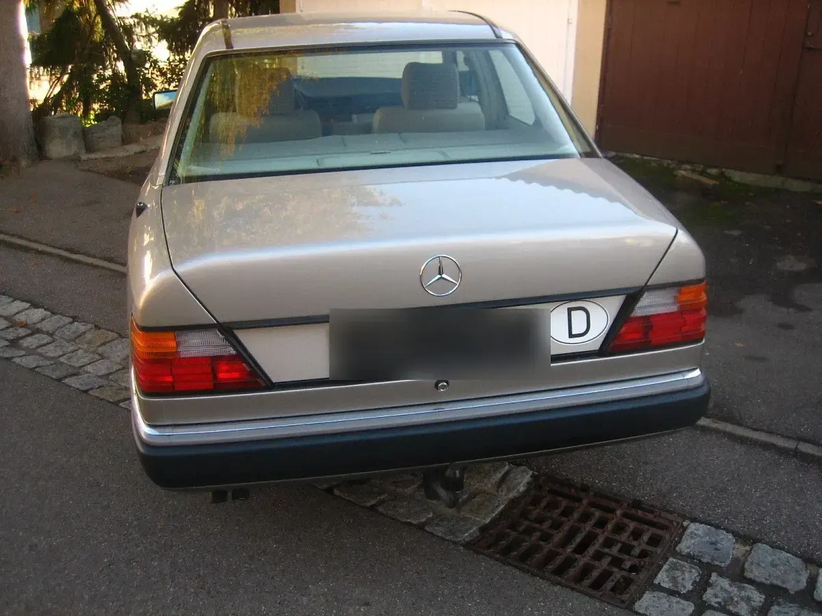 Gebraucht Mercedes E260 160 PS (117 kW) 1990 Silber Limousine