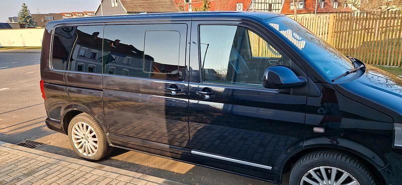 Gebraucht VW Multivan Highline 179 PS (131 kW) 2024 Schwarz Van