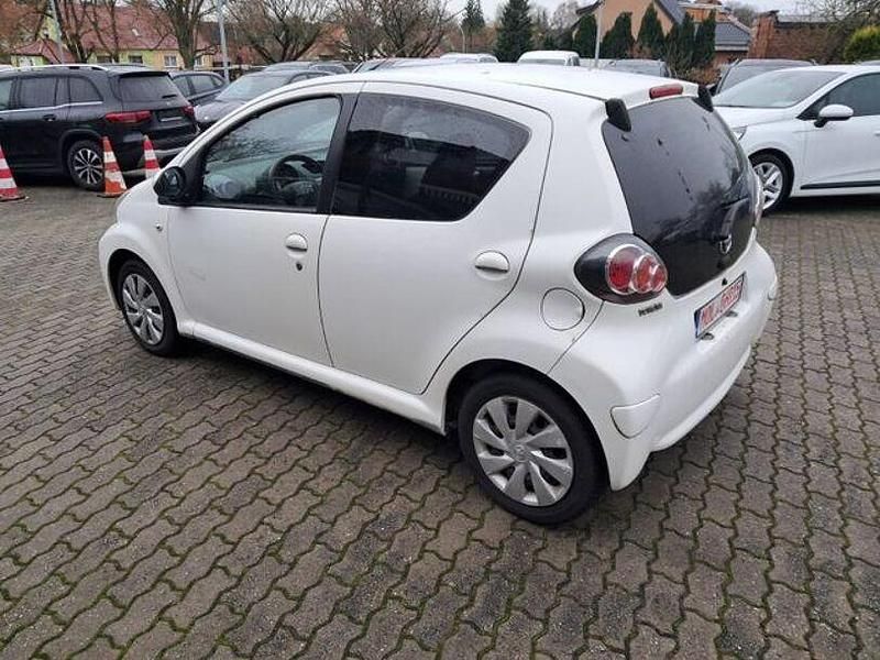 Gebraucht Toyota Aygo 68 PS (50 kW) 2013 Weiß Kleinwagen