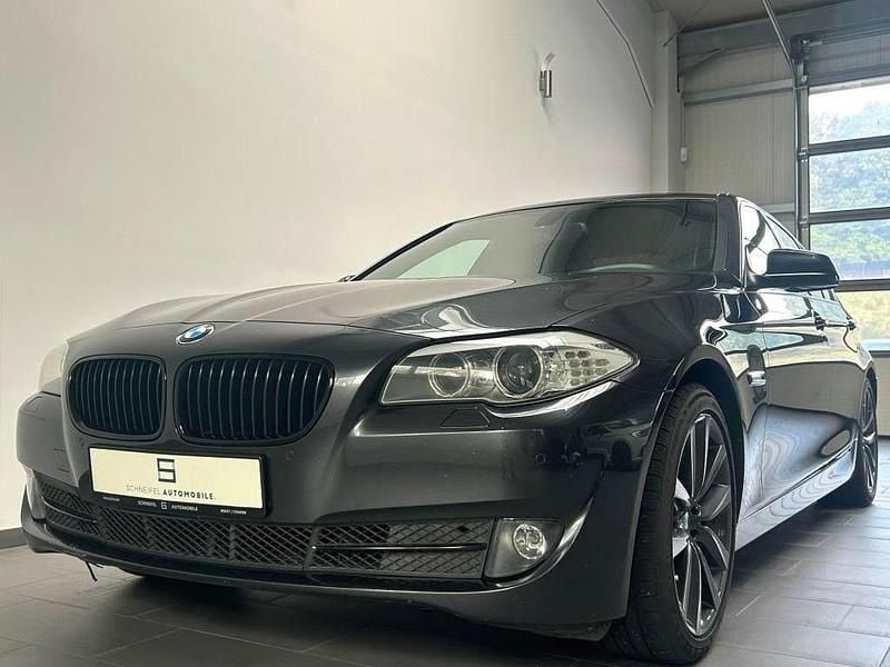 Grau Gebraucht 2013 BMW 525 Sport Line Limousine | 10.899 € (Guter Preis) - Bild 1/4