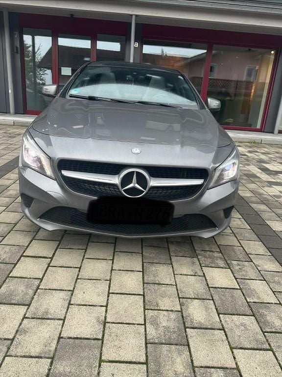 Grau Gebraucht 2015 Mercedes CLA200 Shooting Brake Kombi | 16.000 € (Etwas zu teuer) - Bild 1/4