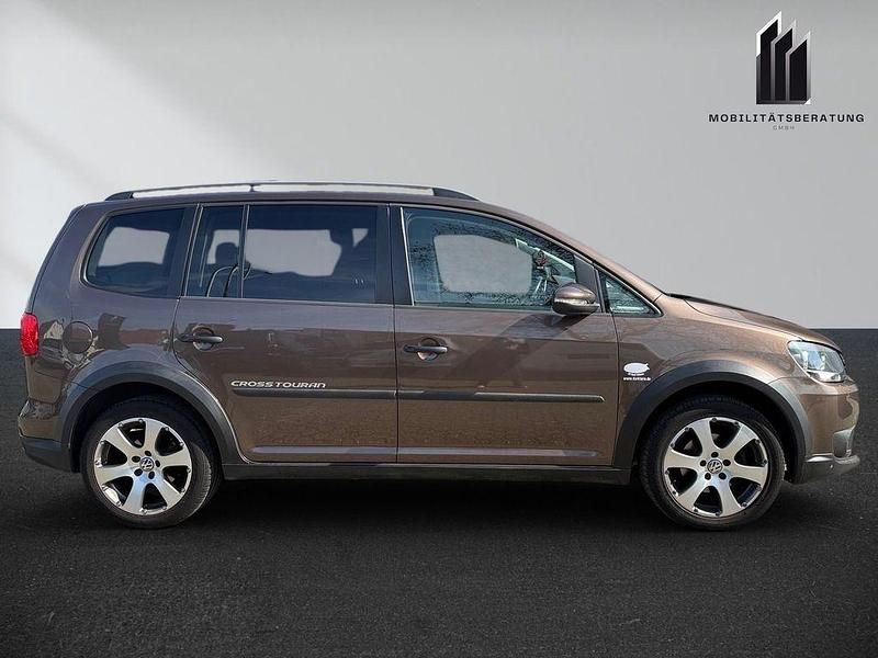 Gebraucht VW Touran Cross 105 PS (77 kW) 2011 Braun Van / Kleinbus