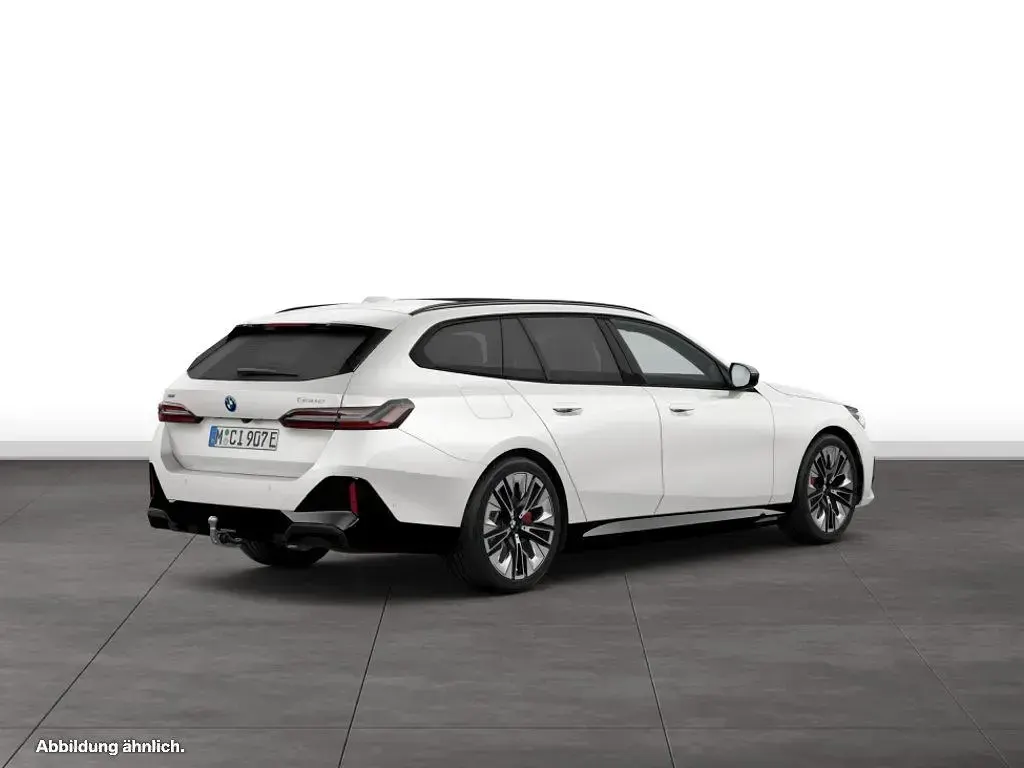 Gebraucht BMW 550e Comfort Edition 489 PS (359 kW) 2025 Mineralweiß metallic Kombi