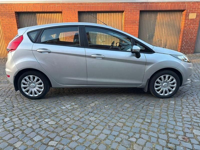 Gebraucht Ford Fiesta Trend 82 PS (60 kW) 2010 Silber Kleinwagen