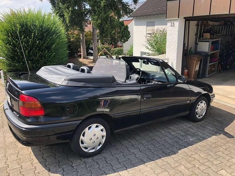 Schwarz Gebraucht 1996 Opel Astra Cabriolet Edition Cabrio | 2.750 € (Fairer Preis) - Bild 1/4