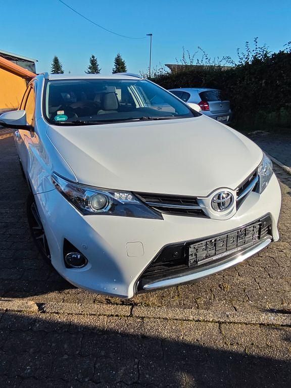Weiß Gebraucht 2015 Toyota Auris Touring Sports Kombi | 6.100 € (Fairer Preis) - Bild 1/4