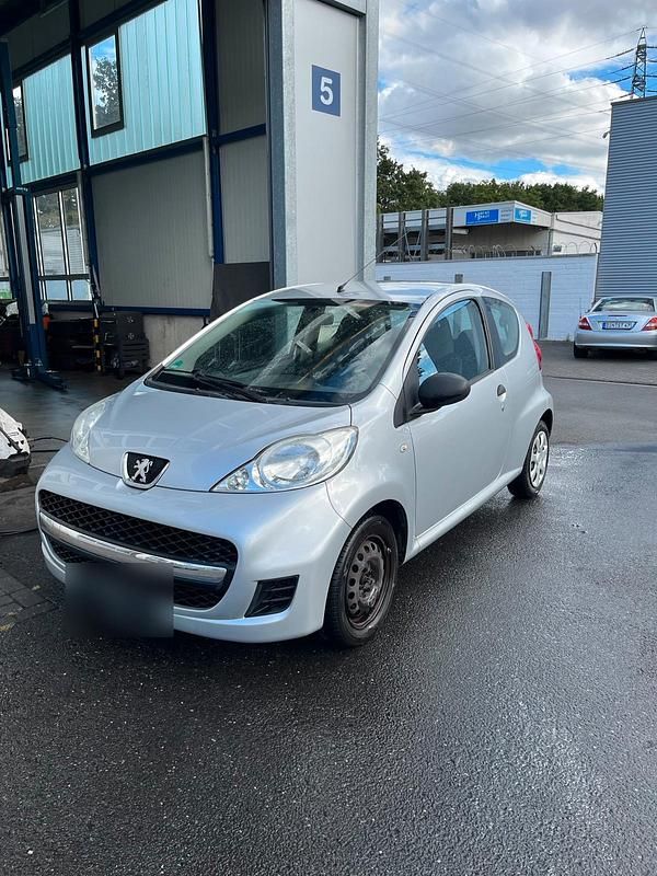 Silber Gebraucht 2009 Peugeot 107 Kleinwagen | 1.900 € (Etwas zu teuer) - Bild 1/4