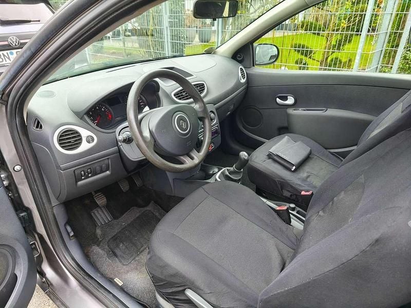 Grau Gebraucht 2012 Renault Clio IV Campus Limousine | 4.000 € (Fairer Preis) - Bild 1/4