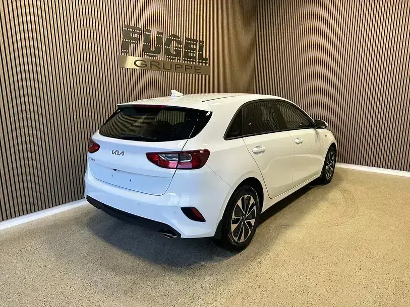 Neu Kia Ceed Play 2025 Weiss Kleinwagen