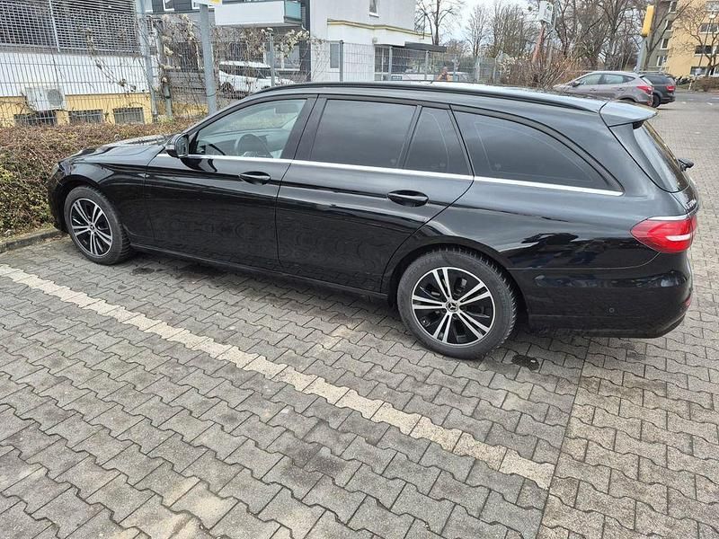 Gebraucht Mercedes E220 194 PS (142 kW) 2019 Schwarz Limousine