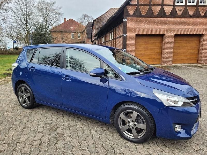 Gebraucht Toyota Verso Executive 111 PS (81 kW) 2015 Blau Van / Kleinbus