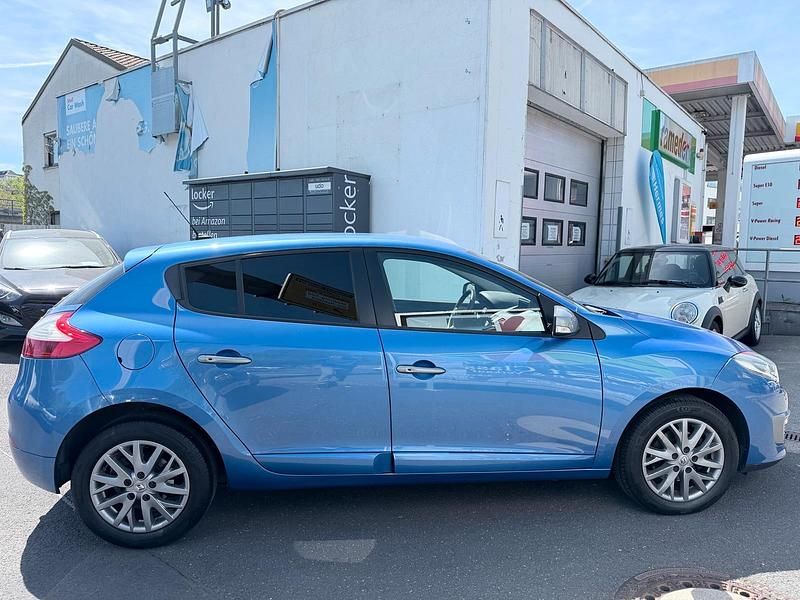 Gebraucht Renault Mégane LIMITED 116 PS (85 kW) 2014 Blau Limousine