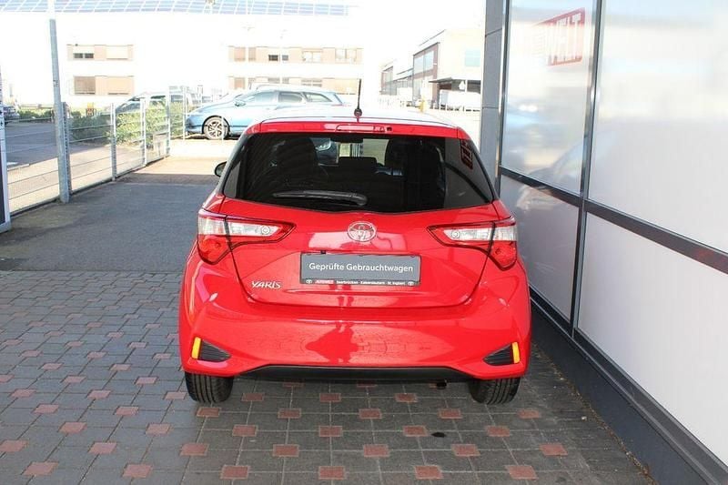 Gebraucht Toyota Yaris Basis 111 PS (81 kW) 2019 Rot Limousine