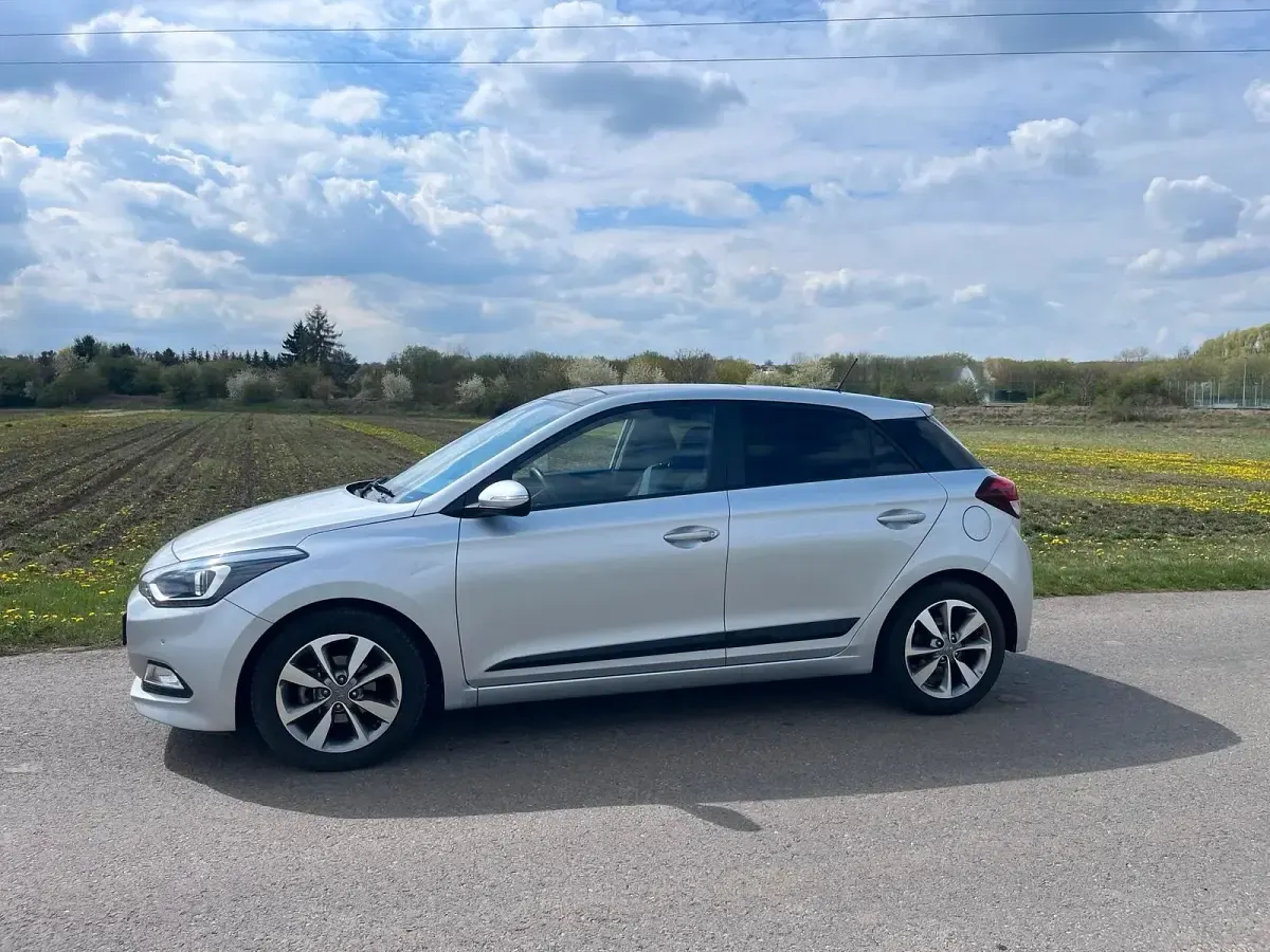 Gebraucht Hyundai i20 100 PS (73 kW) 2014 Silber Kleinwagen
