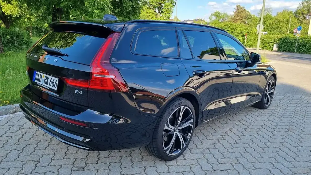 Gebraucht Volvo V60 Plus 197 PS (144 kW) 2024 Schwarz Kombi