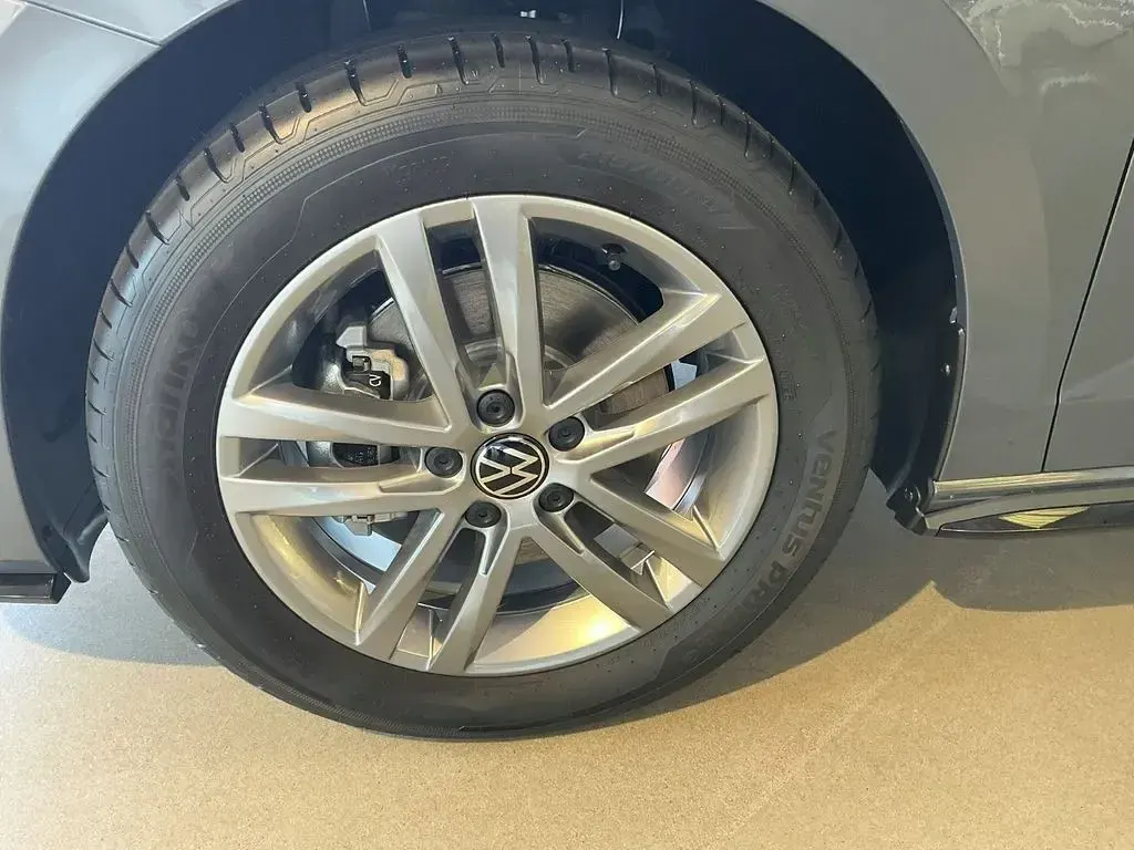 Neu VW Touran Comfortline 150 PS (110 kW) 2026 Grau Van / Kleinbus