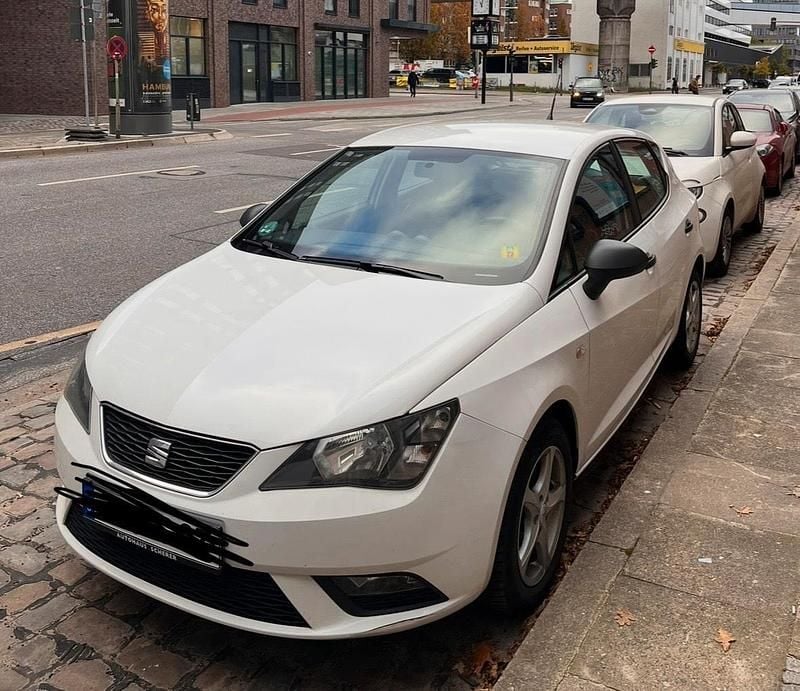 Weiß Gebraucht 2016 Seat Ibiza Reference Limousine | 5.250 € (Guter Preis) - Bild 1/4