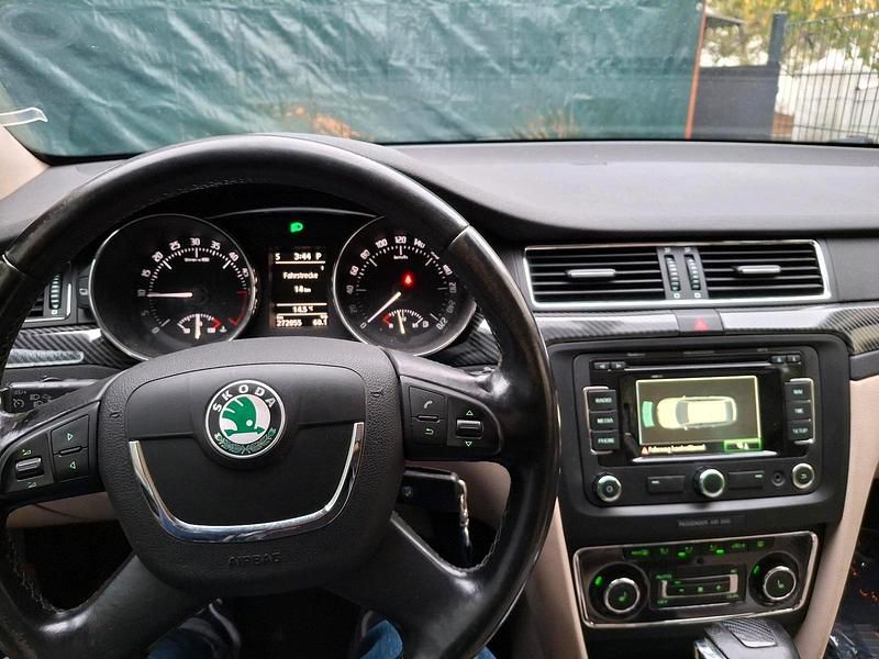 Silber Gebraucht 2011 Skoda Superb Kombi | 4.850 € (Superpreis) - Bild 1/4