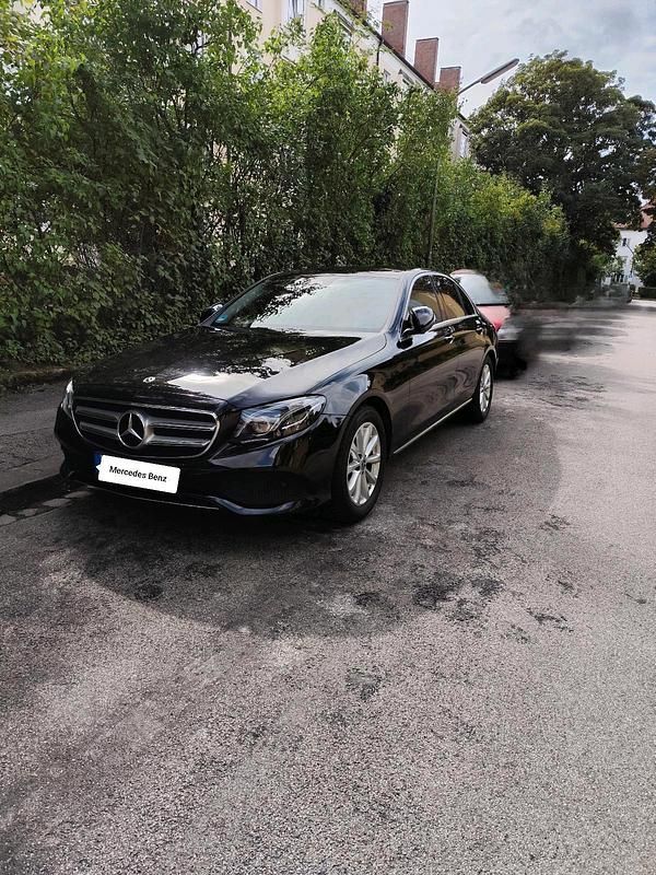 Schwarz Gebraucht 2017 Mercedes E200 Limousine | 24.900 € (Etwas zu teuer) - Bild 1/4