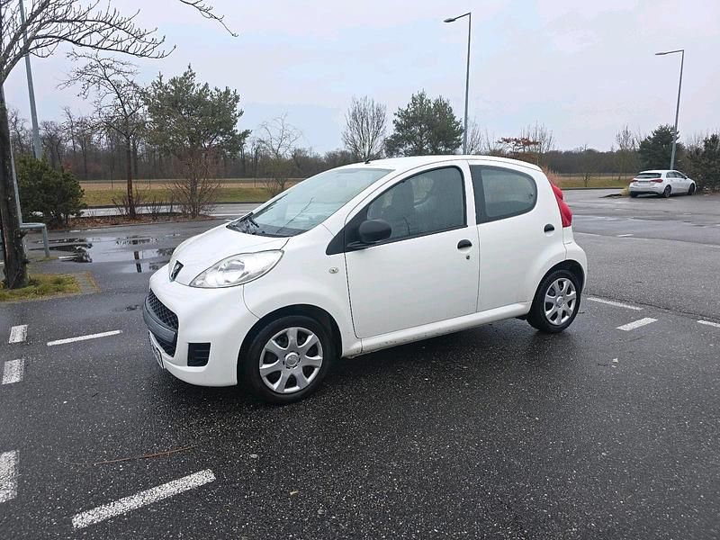 Gebraucht Peugeot 107 68 PS (50 kW) 2010 Weiß Kleinwagen