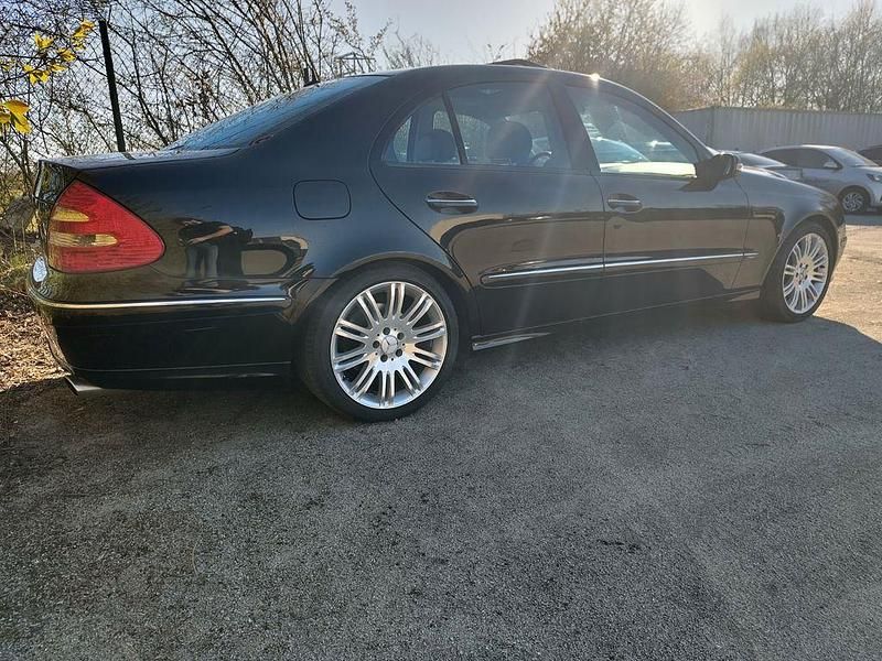 Second-hand Mercedes E350 Avantgarde 272 CP (200 kW) 2006 Negru Berlinǎ