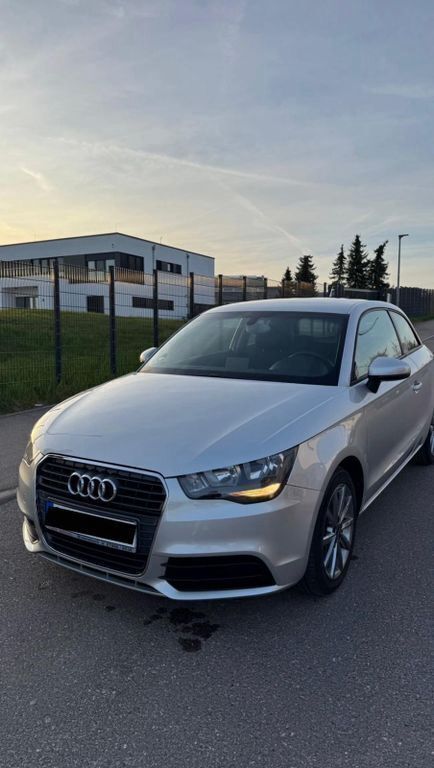 Silber Gebraucht 2011 Audi A1 Attraction Kleinwagen | 8.300 € (Guter Preis) - Bild 1/4