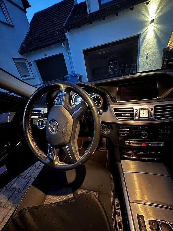 Gebraucht Mercedes E220 Elegance 170 PS (125 kW) 2015 Schwarz Limousine
